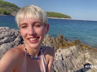Ersties - красуня annika грає з сама на a stupendous пляж в croatia