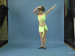 看 米拉 gimnasterka 傳播 她的 腿 和 辦 瑜伽 exercises