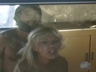 Han är cuckolded av captivating blondin i en trailer
