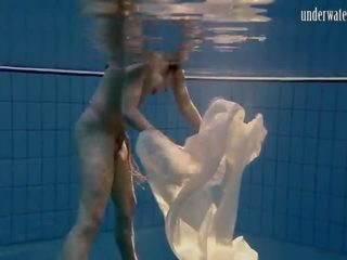Specjalny czeska nastolatka włochate cipka w the basen