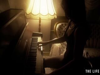 Smashing jovem grávida morena tocam dela cona como um piano keyboard
