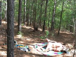 Fascinating hippies baise en plein air en la les bois à une festival