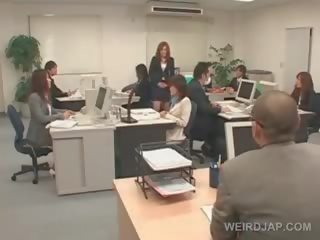 Japans stunner krijgt roped naar haar kantoor stoel en geneukt