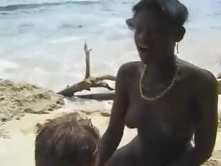 Chlupatý afričan lassie souložit euro ms v the pláž