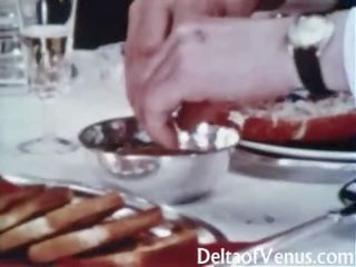 Wintaž ulylar uçin clip movie 1960s - saçly grown brunet - table for three